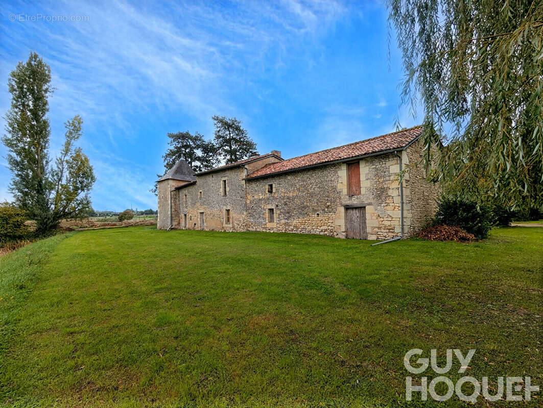 Maison à VENDEUVRE-DU-POITOU