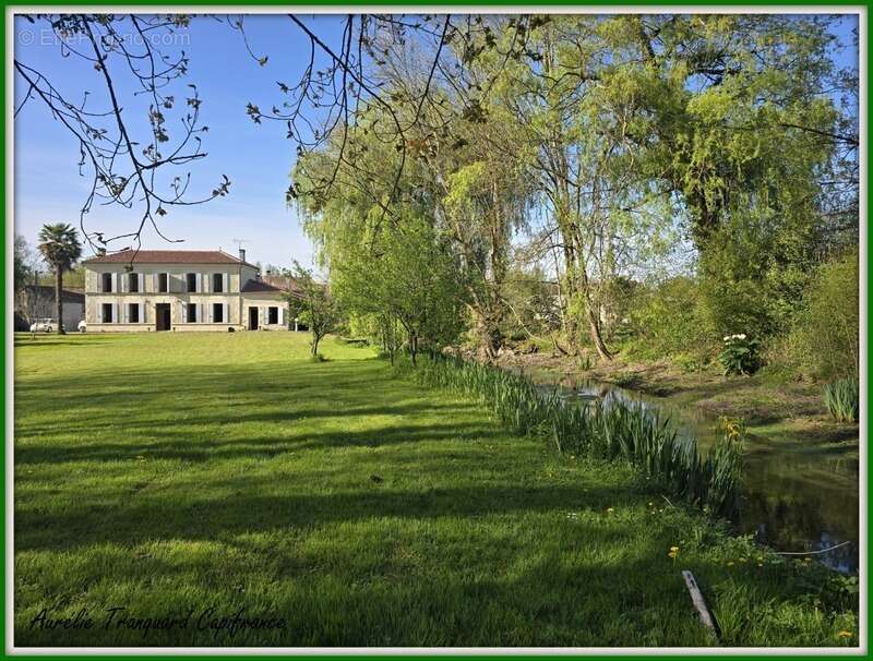 Maison BOURGEOISE à vendre 6 pièces + DEPENDANCES,  à FONTENET (17400) composée de 4 chambres, bordée d'un petit ruisseau et 630 - photo 2