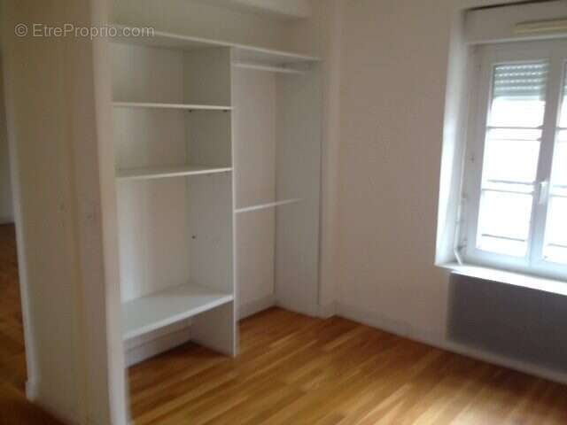 Chambre avec rangement - Appartement à SILLY-LE-LONG