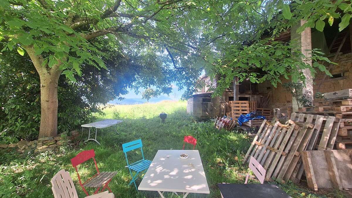 Ancien corps de ferme  T4 /5 sur 5500m² de terrain - photo 2