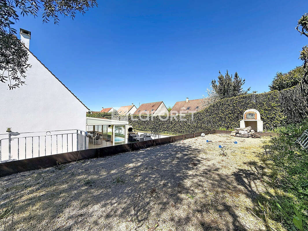 Maison à SAVIGNY-LE-TEMPLE