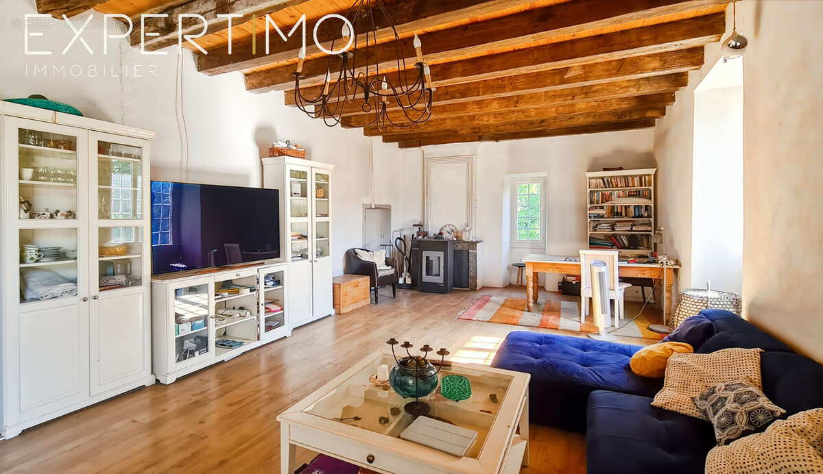 Manoir d'une superficie habitable de 338 m2 avec dépendances sur un terrain de 3,6 hectares - photo 10
