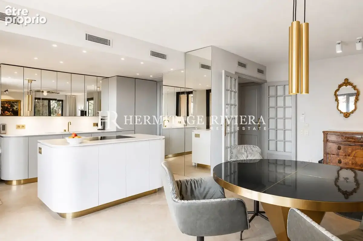 Salle à manger d'un penthouse à vendre à Cap-d'Ail