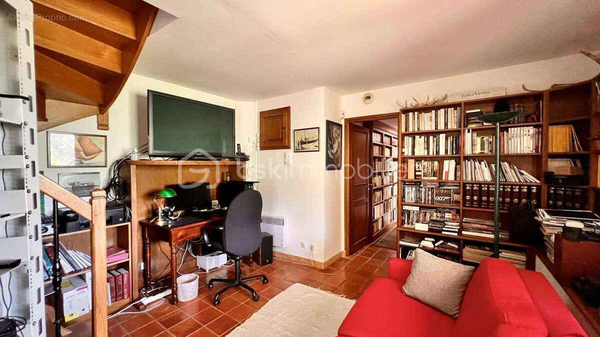 VENCE – Quartier résidentiel très recherché de l'Ara – Élégante villa familiale avec piscine, ascenseur et fort potentiel de div - photo 17