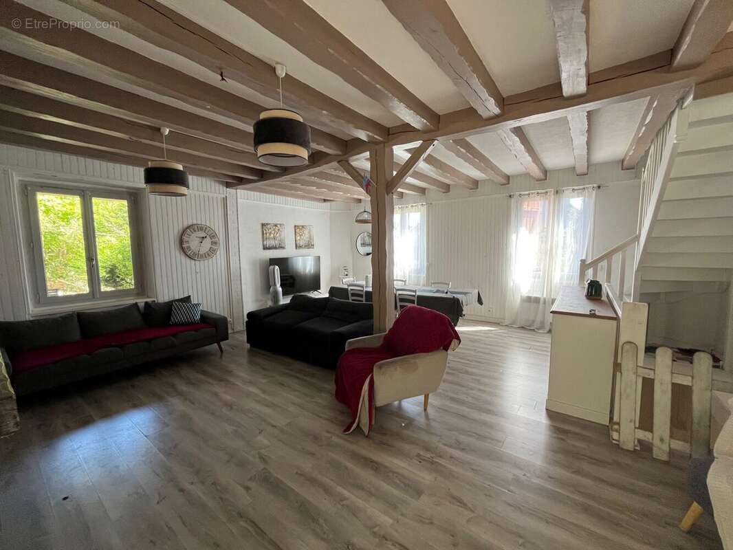Maison à JUZIERS