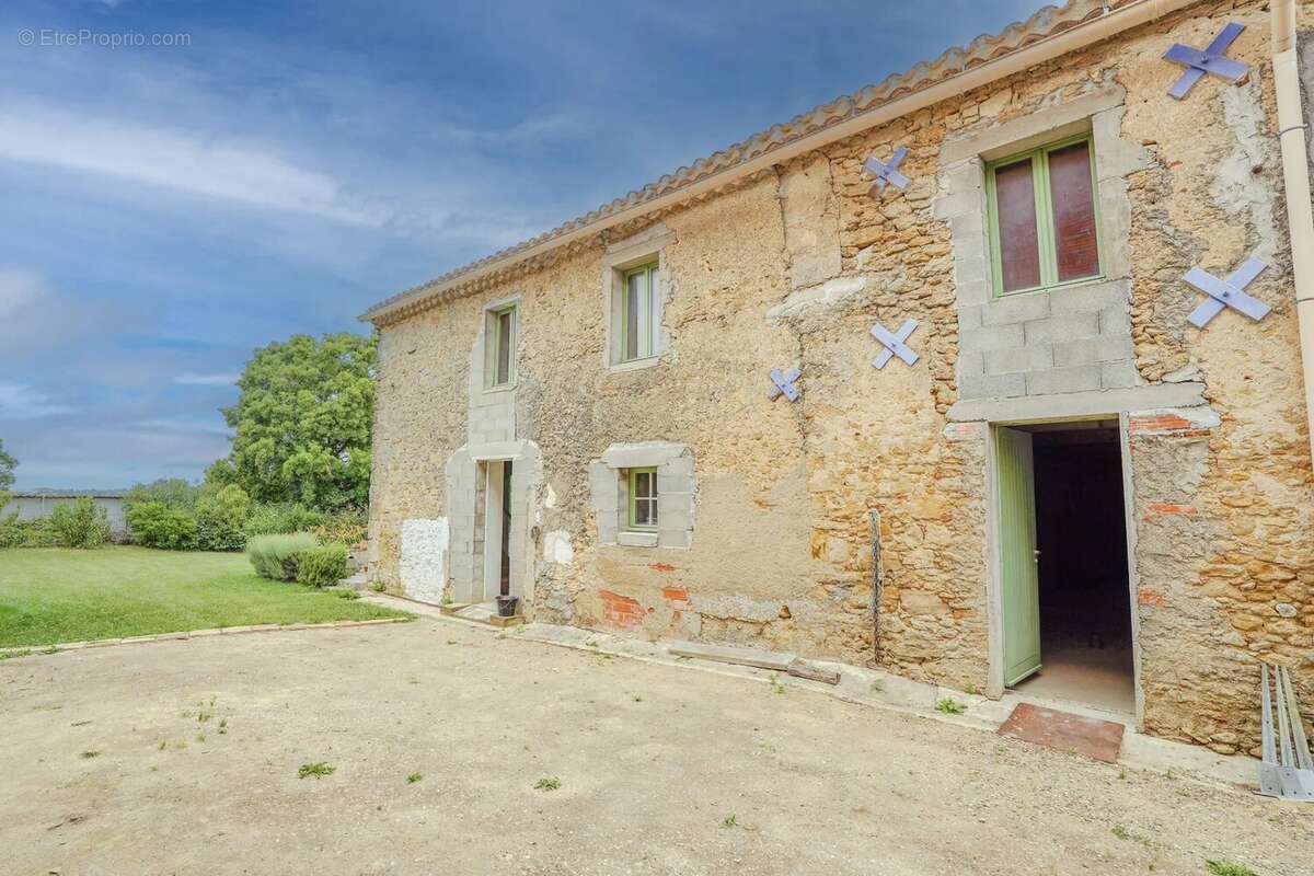 Charme, volume et vue campagne. Ancienne grange en pierre de 160m² - photo 3