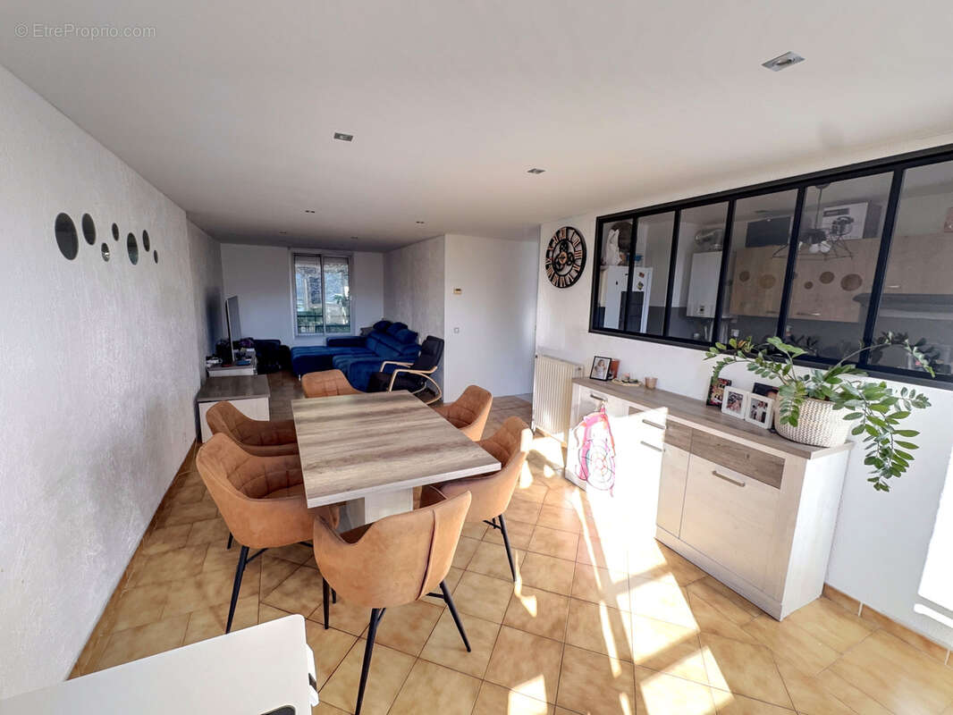 Appartement à CARROS