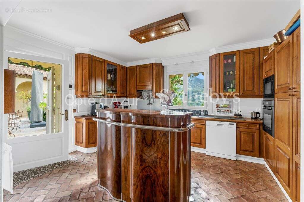 Villa florentine de plain-pied avec maison d’invités et piscine à Grasse Saint-François - photo 12