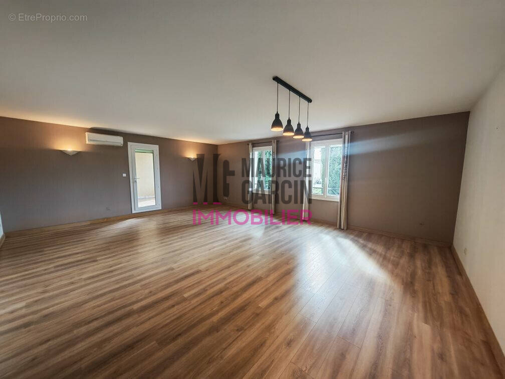 Appartement à ENTRAIGUES-SUR-LA-SORGUE