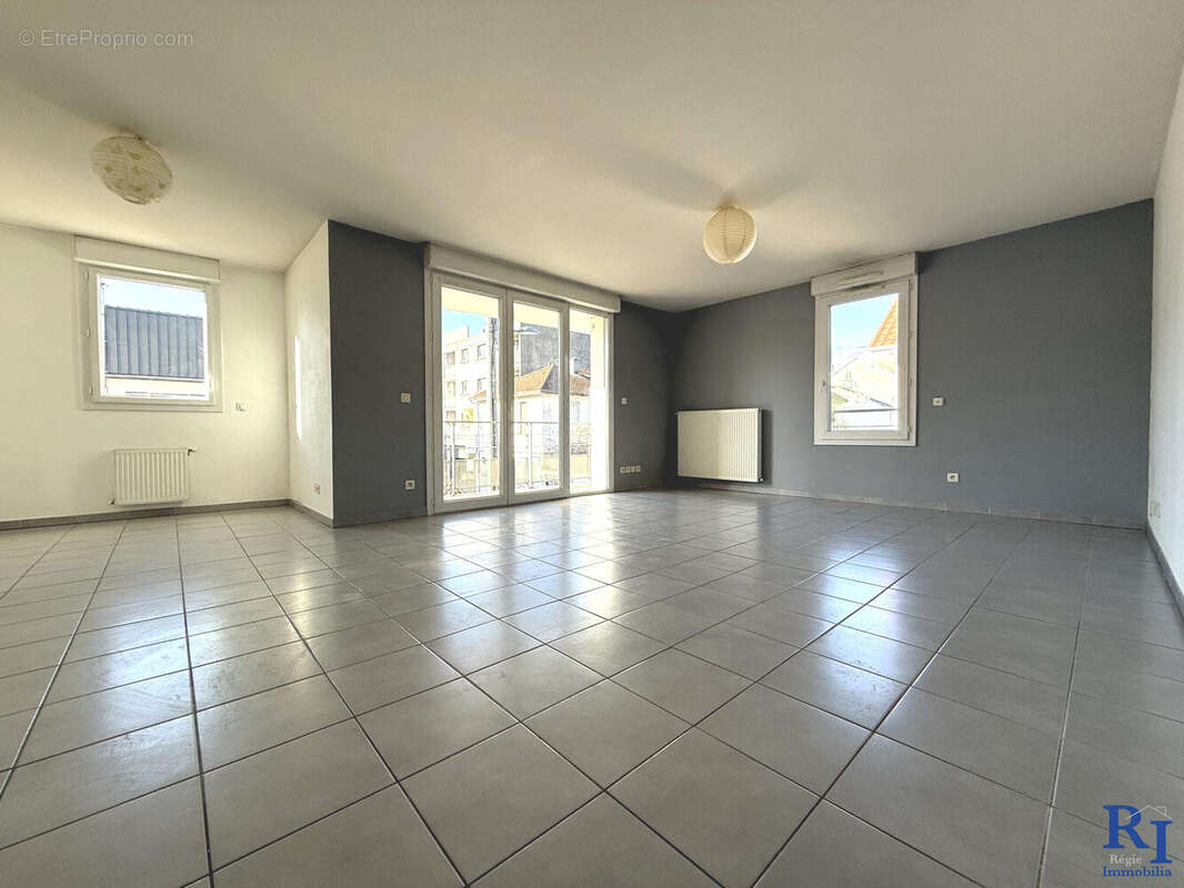 Belle pièce de séjour avce accès à la Terrasse - Appartement à GRENOBLE