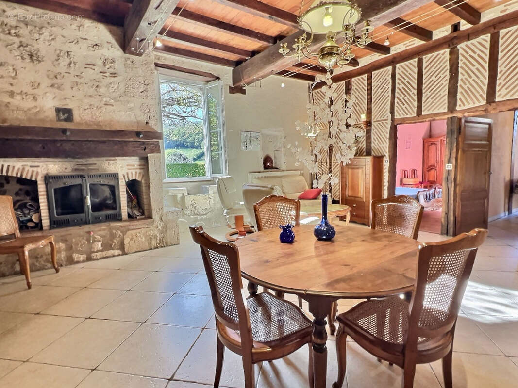 Maison à PUJOLS