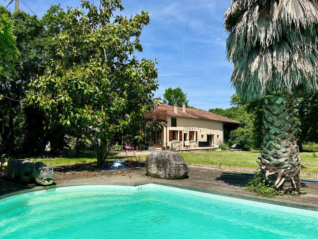 façade vue de la piscine - Maison à VIC-FEZENSAC