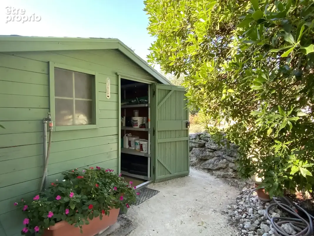 Uzès, Villa de plain pied sur terrain arboré avec piscine. - photo 14