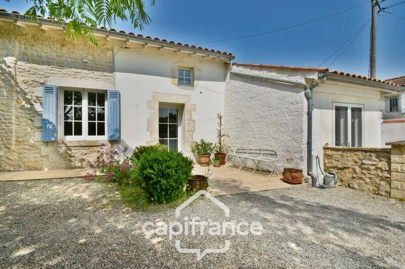 Maison charentaise rénovée à vendre 6 pièces COURCELLES (17), proche commerces, d'une superficie de 149m² avec atelier et jardin - photo 20