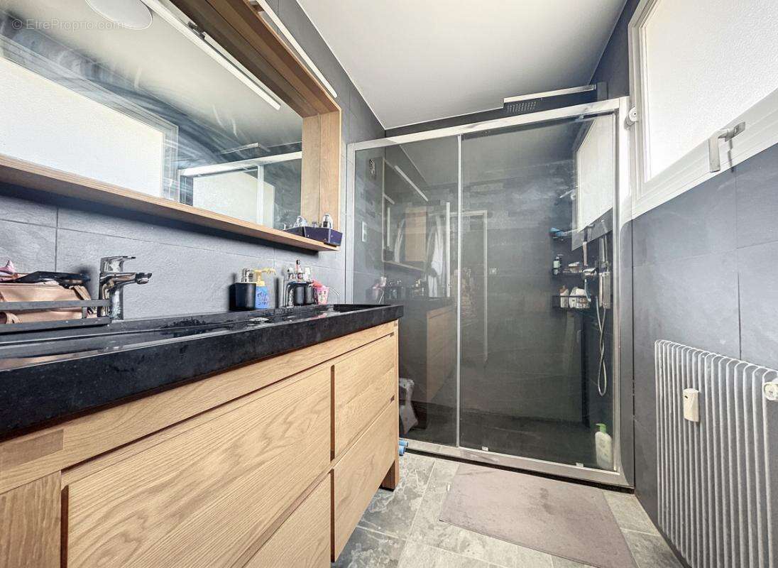 Appartement - 3-4 chambres - Balcon - Cave - Garage - Proche toutes commodités - photo 13