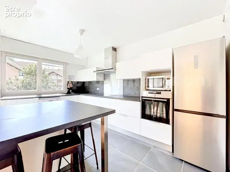 APPARTEMENT_T4_TRANSFORMEE_EN_T3_IMMO_PROLEMAN_COLLONGES_SOUS_SALEVE_BELLES_PRESTATIONS_RENOVEE_BEAUX_VOLUMES_PIED_DE_LA_DOUANE_Veyrier_geneve_TRAM_CEVA_frontiere_Suisse_rangement_pièce_de_vie_séjour_cuisine
