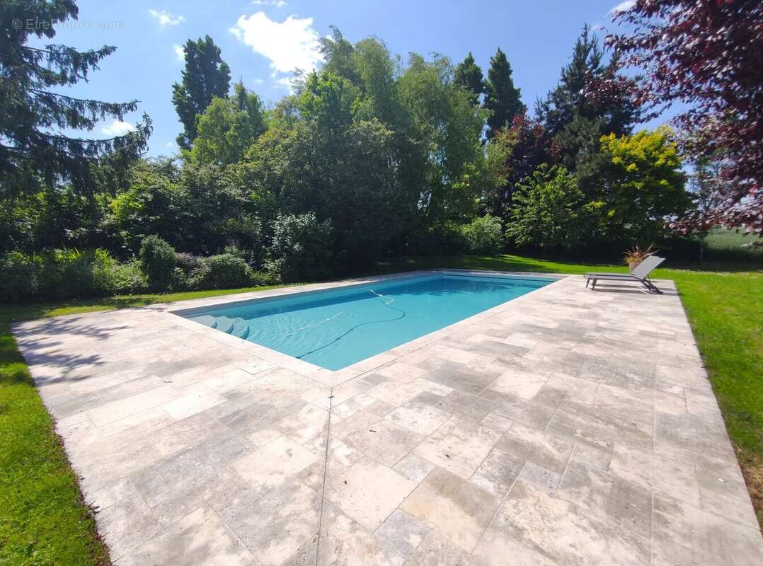 Maison à BAZOGES-EN-PAREDS