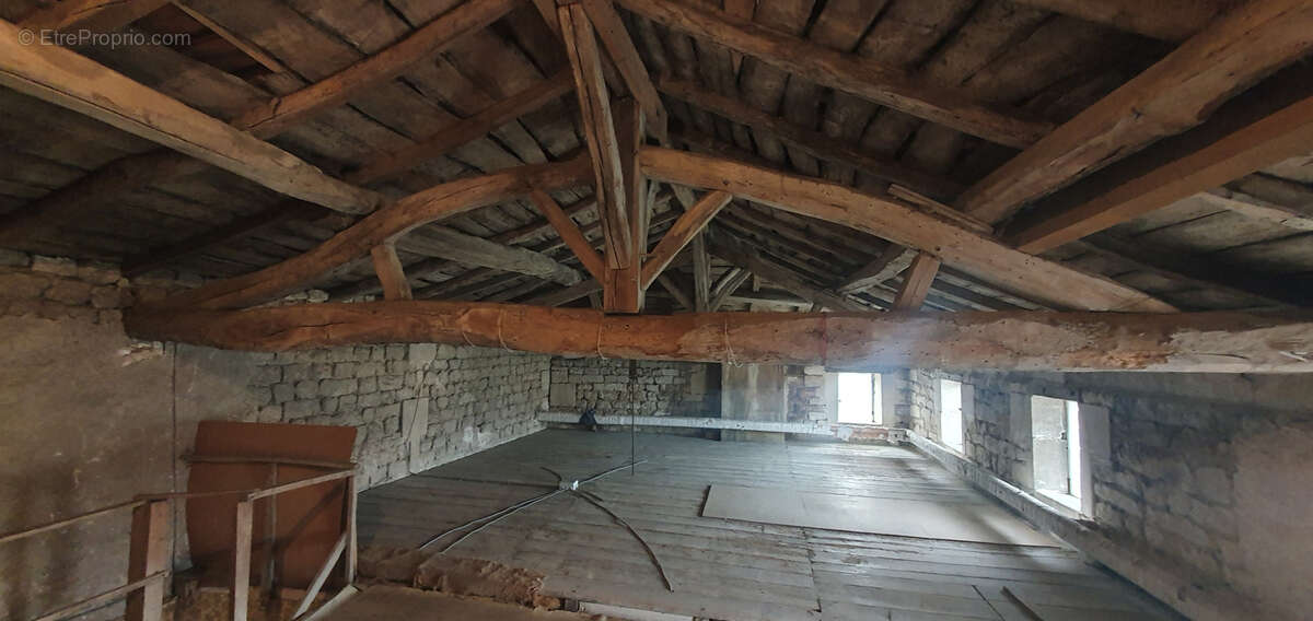 Maison à SAINT-MEME-LES-CARRIERES