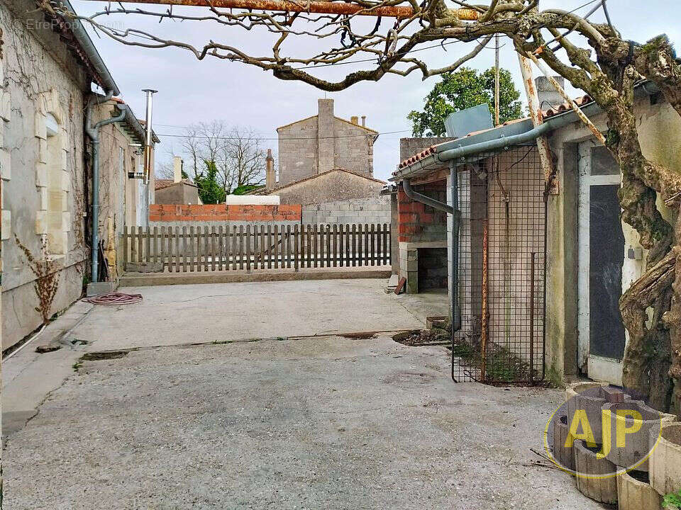 Fort potentiel - Maison à rénover - photo 2