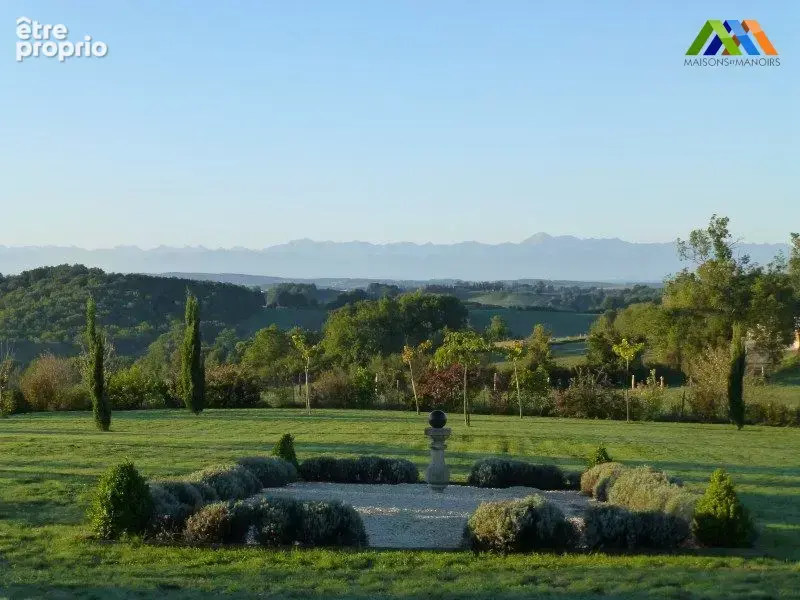 Vue dégagée sur les Pyrénées depuis le Gers