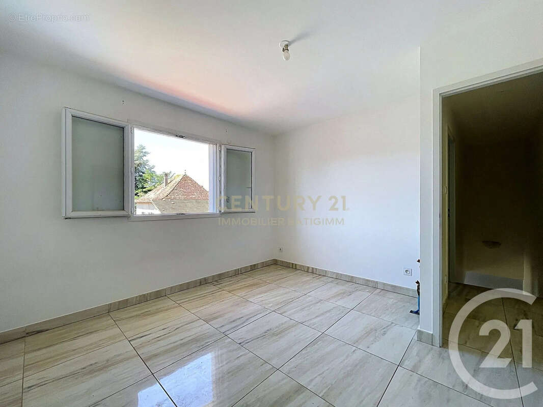 Maison 126 m² à Saint-Clair-De-La-Tour  - photo 6