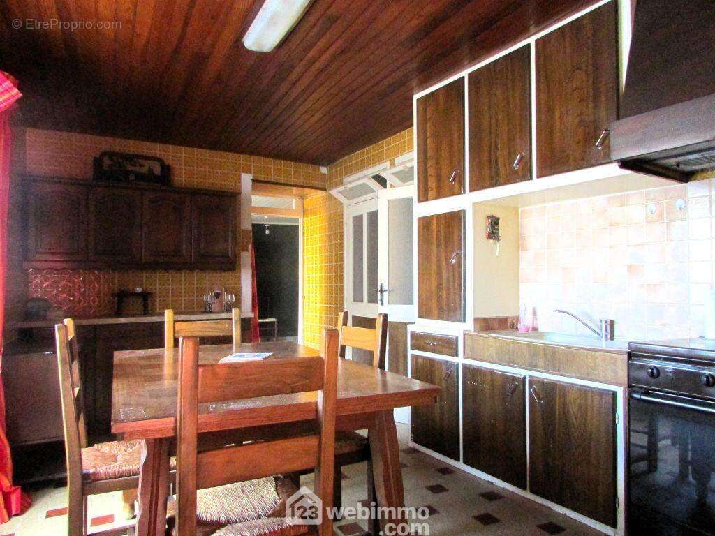 D'un coté la cuisine, - Maison à LENCLOITRE