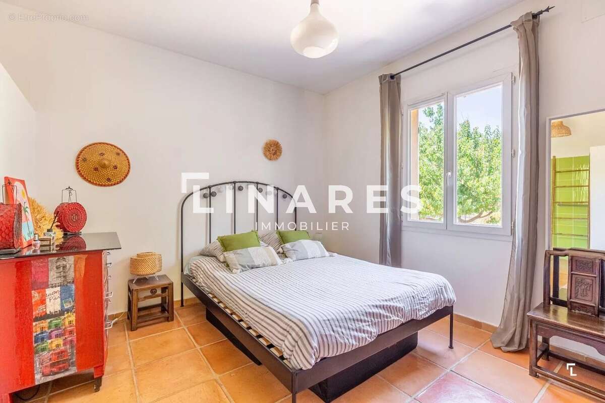 ÉVIDENCE- Maison T6 de 180m2 - Piscine - Terrain de 1000m2 - Garage - 13720 BELCODENE - photo 10
