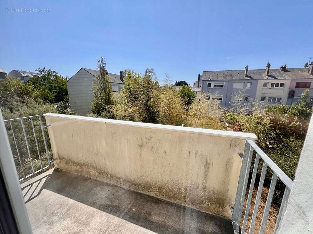 Spacieux t2 avec balcon - cave et parking - photo 2