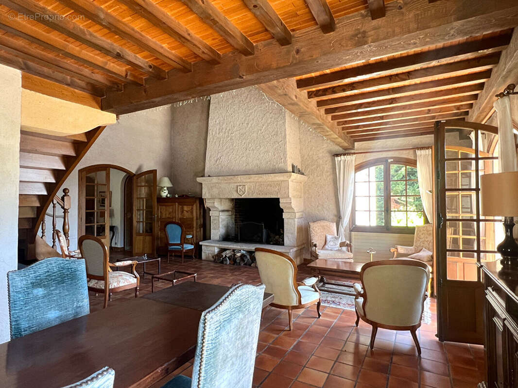 Maison à SAINT-GENES-CHAMPANELLE