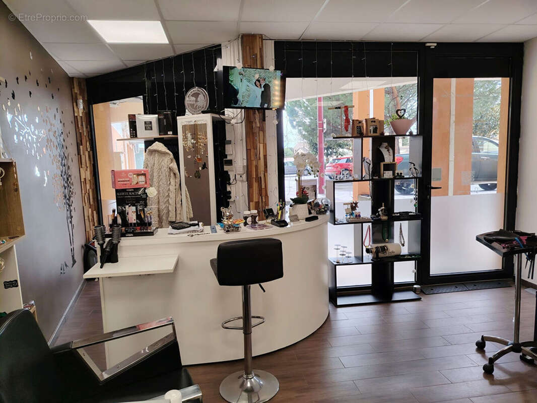 Commerce à ENTRAIGUES-SUR-LA-SORGUE