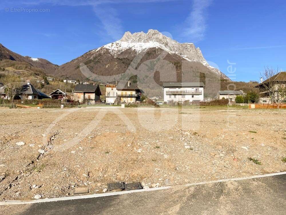 Terrain viabilisé (Lot 14) - Terrain à SAINT-PIERRE-D'ALBIGNY