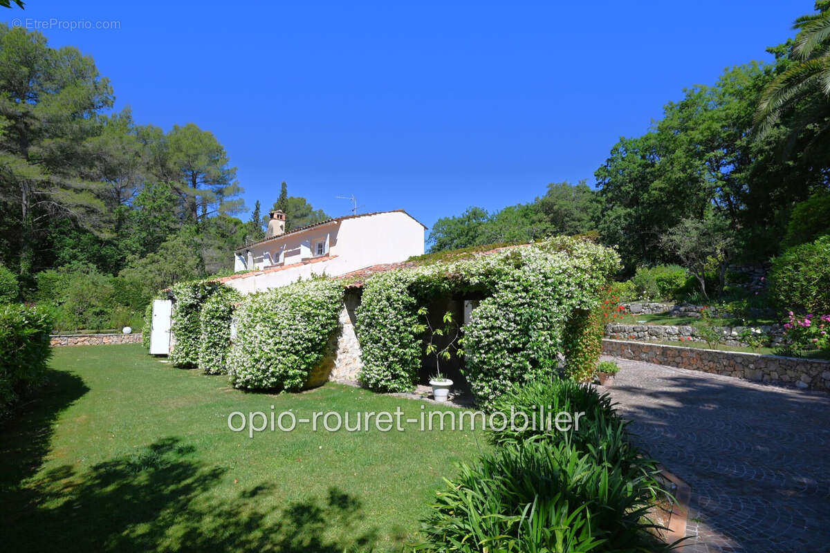 Maison à CHATEAUNEUF-GRASSE