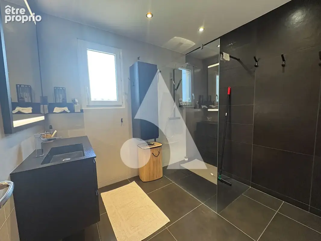 Maison rénovée 133 m² avec piscine, grand garage et fort potentiel à Vesseaux (Ardèche) - photo 7