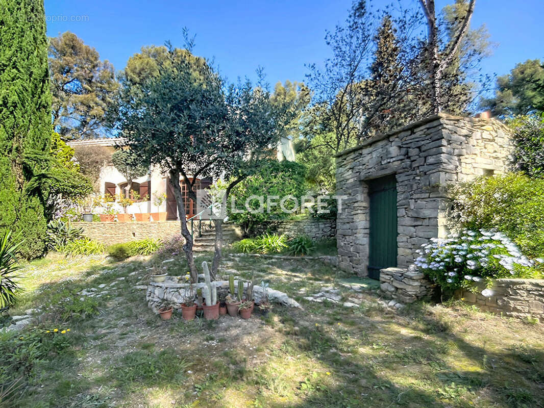 Maison à CEYRESTE