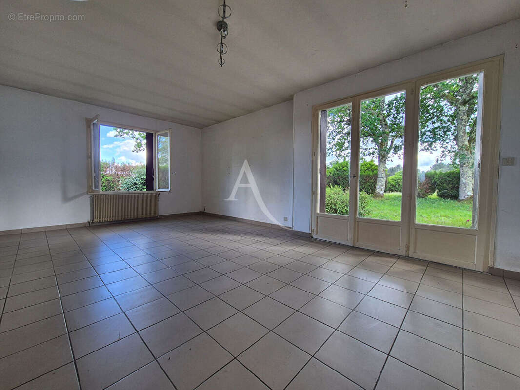 Léognan  - Maison de 128m²  avec travaux sur une belle parcelle de plus de 1 000m² - photo 2