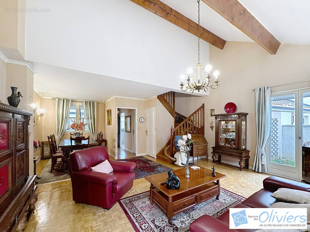 Maison à VOISINS-LE-BRETONNEUX