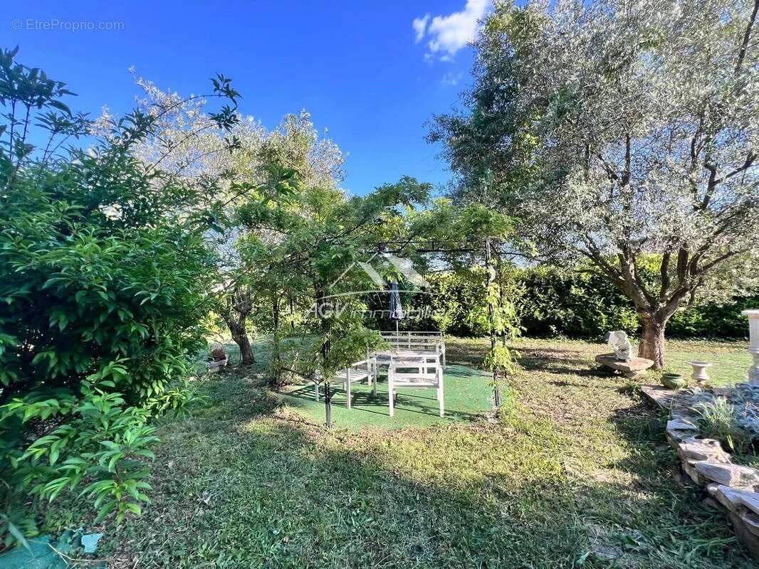 Maison à SAINT-JULIEN-LES-ROSIERS