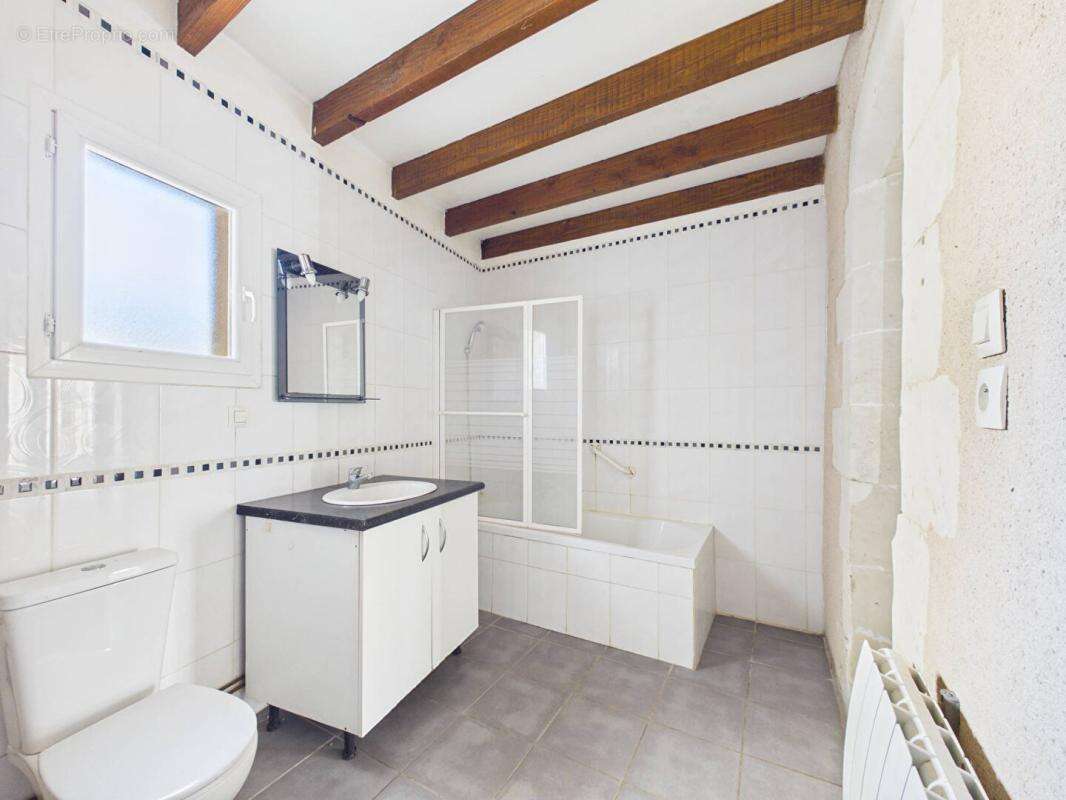 Maison de 165 m 2  à Mirebeau , 4 chambres, cour, garage, caves - photo 11