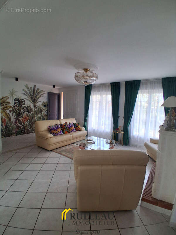 Maison familiale de caractere de 153 m2 habitables - terrain de 1223 m2 - proche centre saint louis de montfer - photo 6