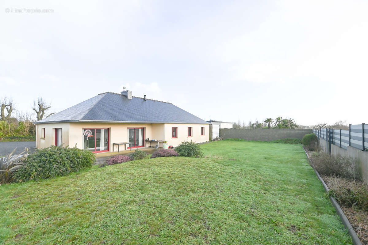 Maison à SAINT-FREGANT