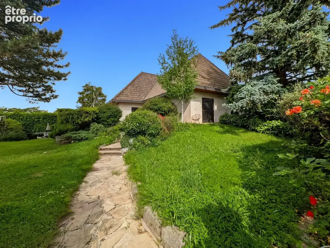 Maison 255 m² à Saint-Priest  - photo 2