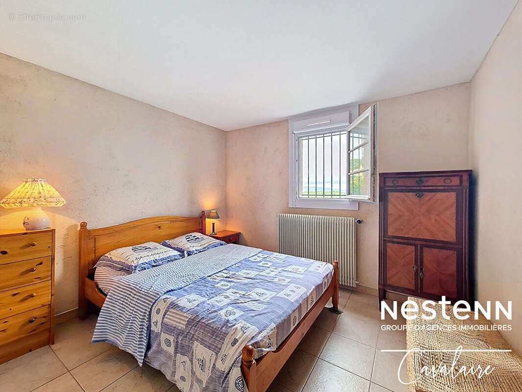 Maison d'environ 184 m² sur deux niveaux et un terrain d'environ 500 m² avec vue sur le golfe de Saint Tropez à proximité du cen - photo 17