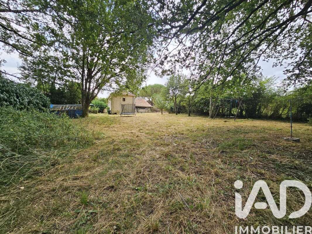 Maison 177 m² à Saint-Gourson  - photo 2