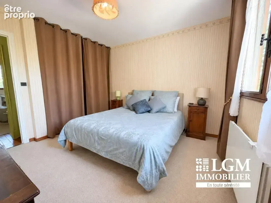 Maison familiale 155 m² – 4 chambres, terrain arboré et double accès proche du centre-ville - photo 7