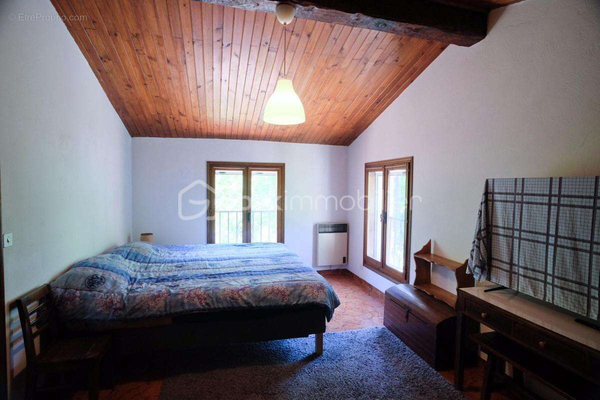 Maison familiale de caractère de 110 m2 avec jardin remarquable, bassin et vue montagnes - photo 7