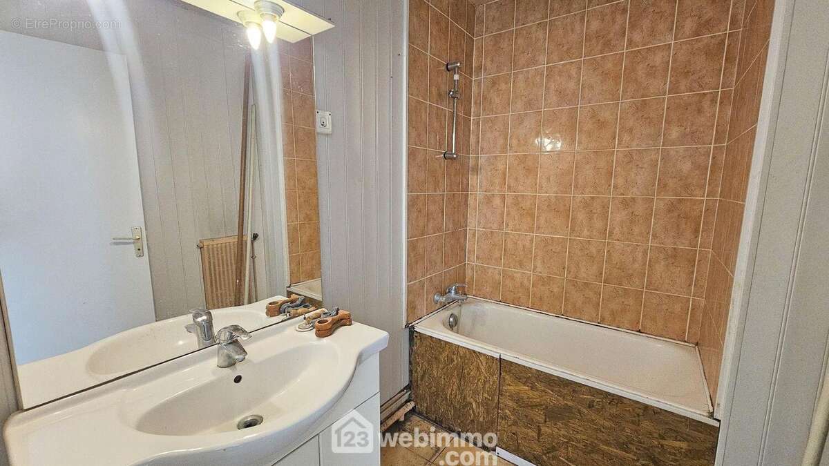 Une salle de bain de 4 m² à rafraîchir.