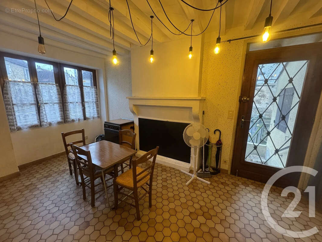 Maison à CHATEL-CENSOIR