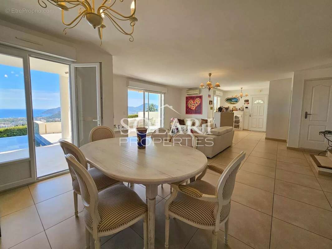 Villa avec piscine à débordement et vue panoramique sur la mer - photo 9