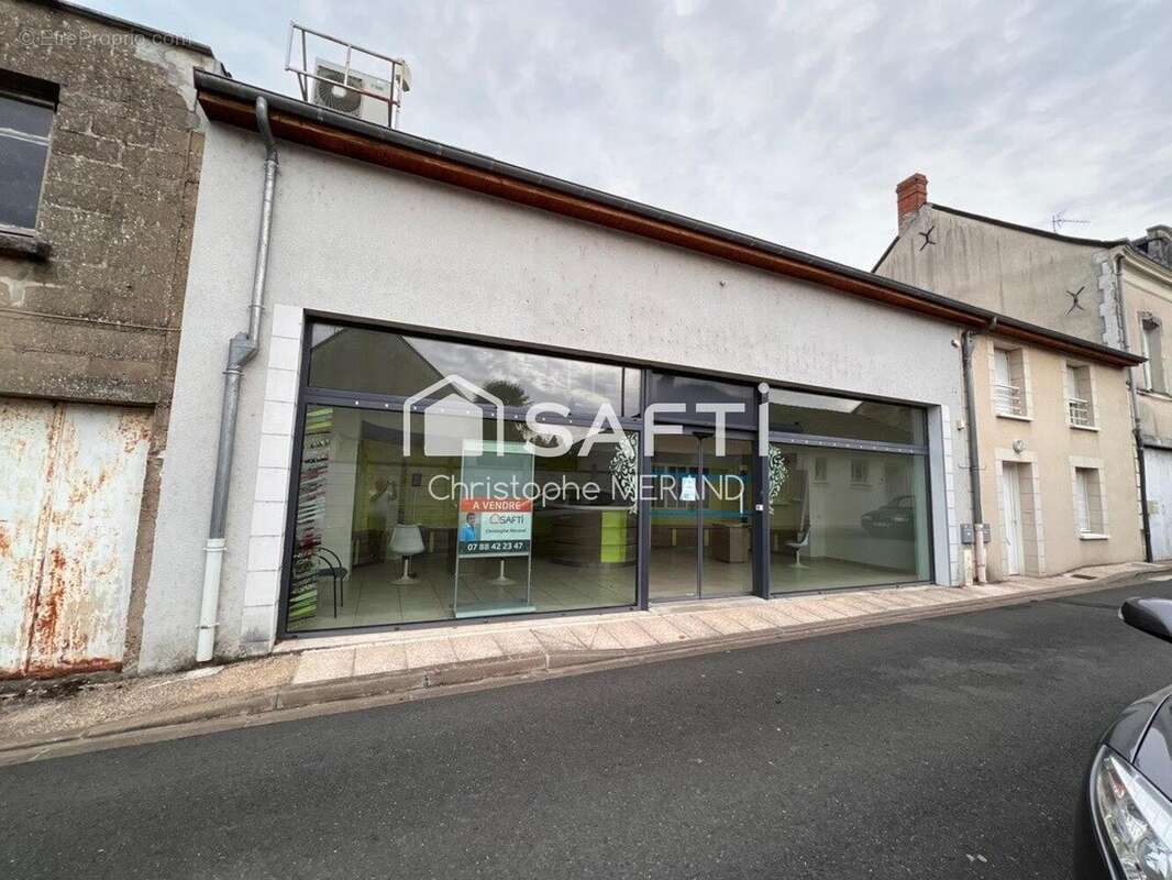 Photo 2 - Commerce à DANGE-SAINT-ROMAIN