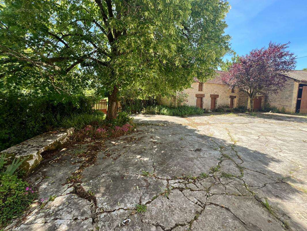 Hameau Saint Germain Des Pres 12 pièce(s) 310 m2 - photo 8
